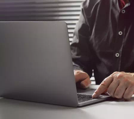 Osoba używająca laptopa